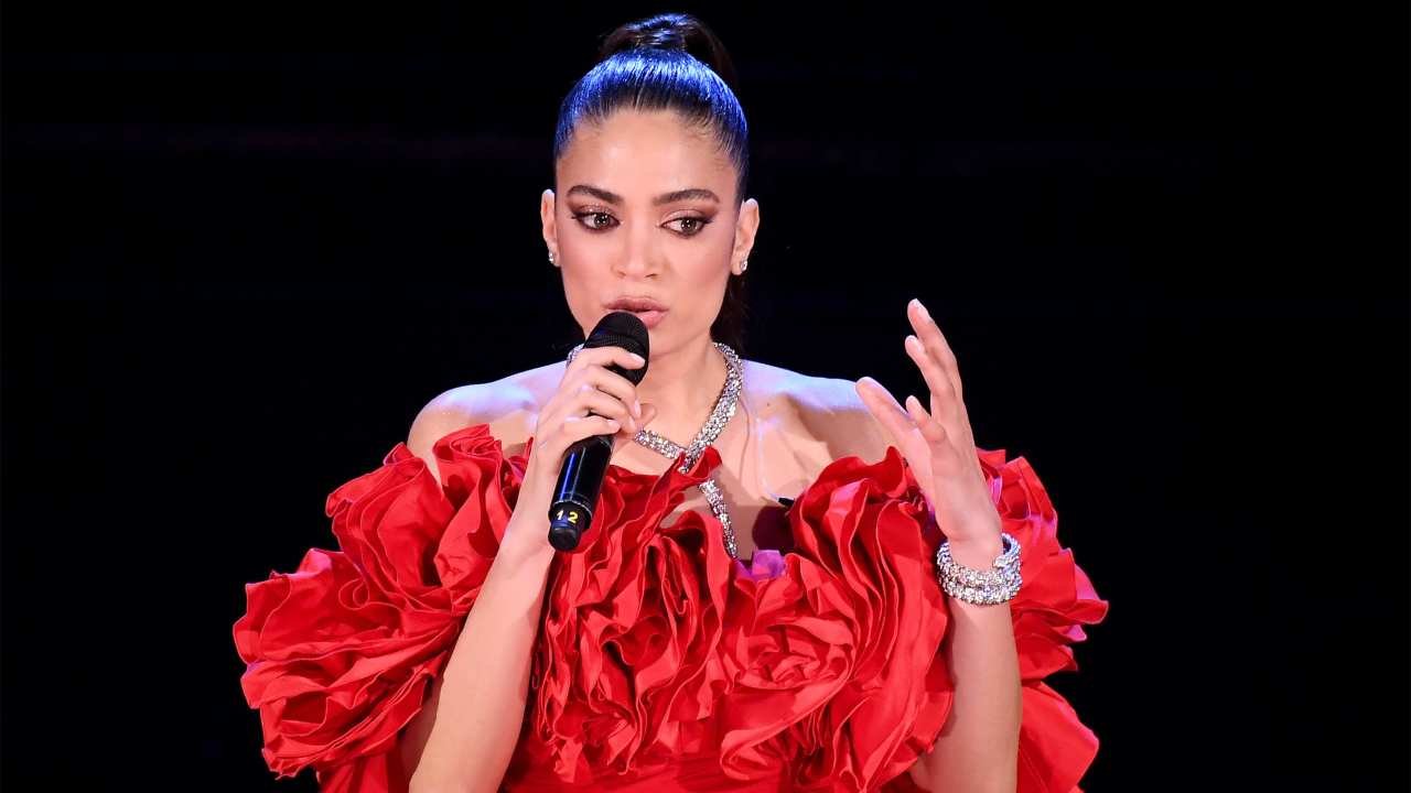 Elodie scatenata: look aggressivo, trasparenze sexy