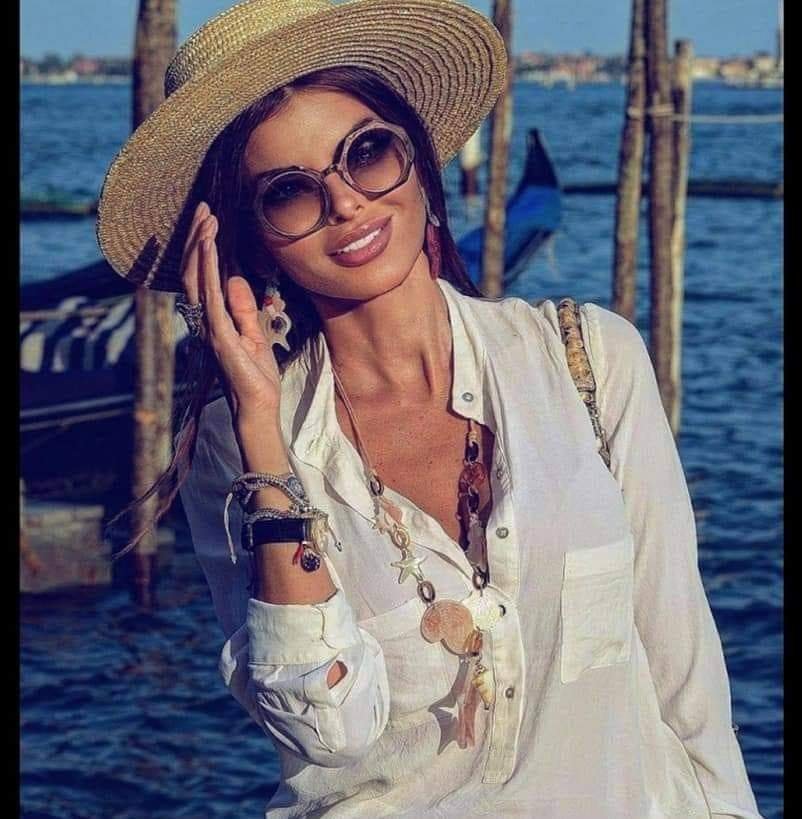 Intervista alla Duchessa della Transilvania, Consuela Di Monaco: Icona di Bellezza e Versatilità